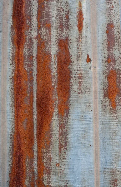Pared metálica corrugada oxidada, fondo de estilo grunge de zinc oxidado — Foto de Stock