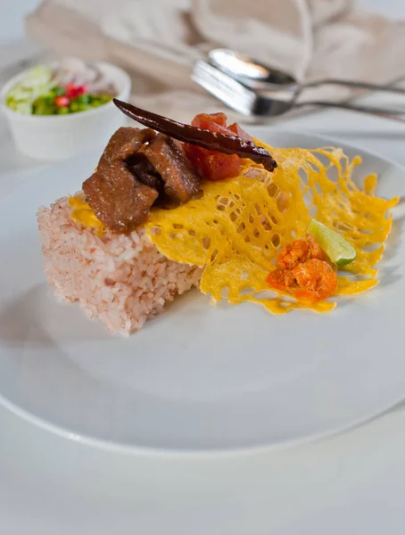 Arroz frito mezclado con pasta de camarones (Kao Cluk Ka Pi), estilo tailandés — Foto de Stock