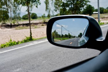 Bir vagonda yol kırsal, yan ayna doğal manzara 