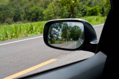 Bir vagonda yol kırsal, yan ayna doğal manzara 