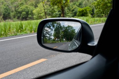 Bir vagonda yol kırsal, yan ayna doğal manzara 
