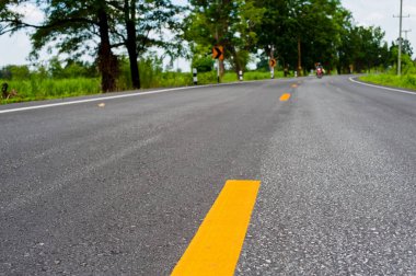 Yol asfalt yüzeyi yakından bölmek sarı çizgiler