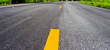 Yol asfalt yüzeyi yakından bölmek sarı çizgiler