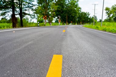 Yol asfalt yüzeyi yakından bölmek sarı çizgiler