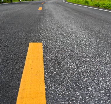 Yol asfalt yüzeyi yakından bölmek sarı çizgiler