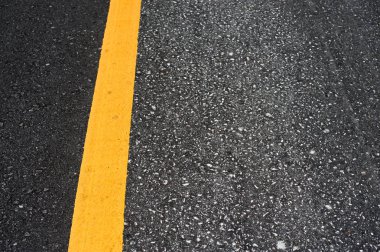 Yol asfalt yüzeyi yakından bölmek sarı çizgiler