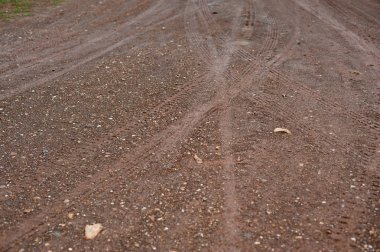 Toprak yol üzerinde tarımda kullanılan tekerlekli araçlar izleri