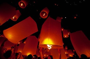 Chiang Mai Tayland Sansai İlçesi'nde Buddha için Budist kayan fener fener Yee Peng Festivali (Loy Krathong), yüzen