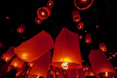 Chiang Mai Tayland Sansai İlçesi'nde Buddha için Budist kayan fener fener Yee Peng Festivali (Loy Krathong), yüzen