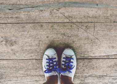 Ahşap zemin üzerine havadan görünümden ayakta Ayakkabı