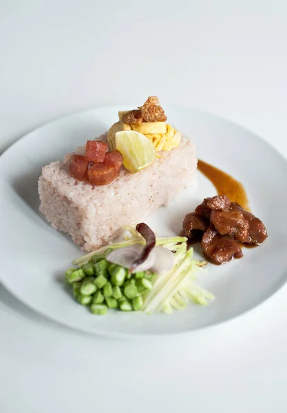 Жареный рис смешанный с креветочной пастой (Kao Cluk Ka Pi), тайский стиль — стоковое фото