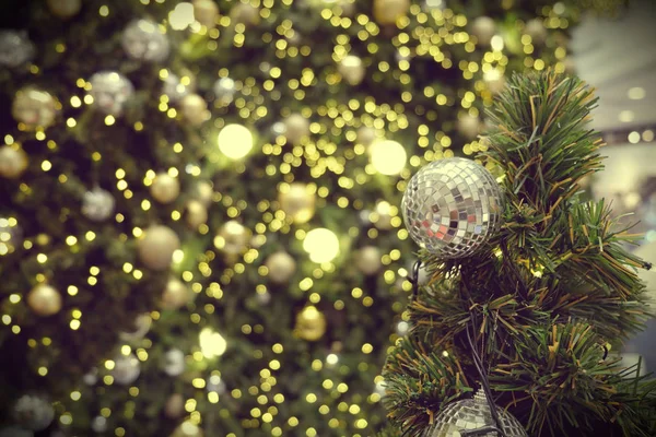 輝く背景に飾られたクリスマス ツリーがぼやけています。 — ストック写真