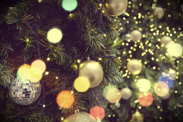 Árbol de Navidad decorado sobre fondo borroso y brillante — Foto de Stock