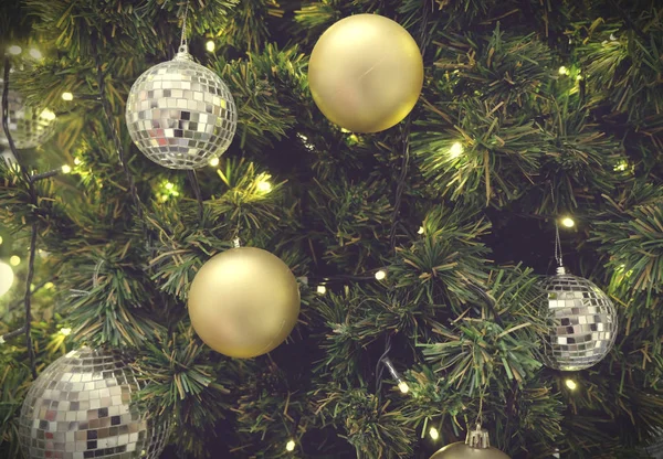 Süslü Noel ağacına arka plan köpüklü bulanık — Stok fotoğraf