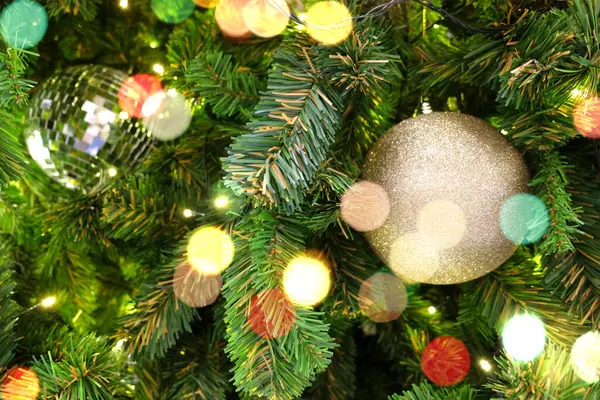 Gouden kerst achtergrond van de-gerichte verlichting met versierde — Stockfoto