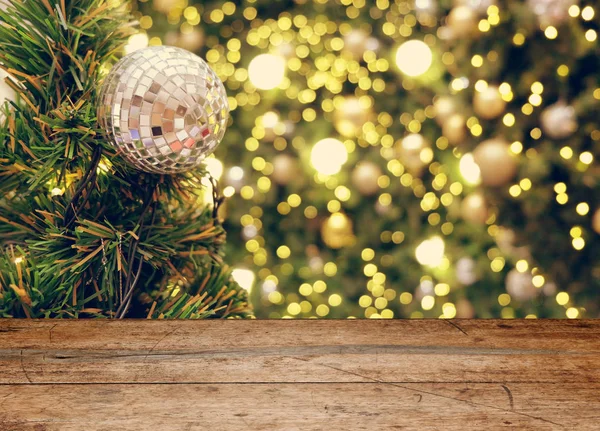 Svuota vecchio tavolo di legno di fronte a Natale o felice anno nuovo — Foto Stock