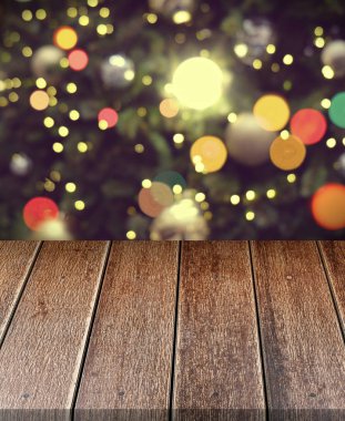Noel 'in önündeki boş ahşap masa ya da mutlu yıllar. 