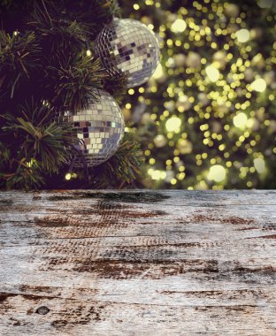 Noel 'in önündeki boş ahşap masa ya da mutlu yıllar. 
