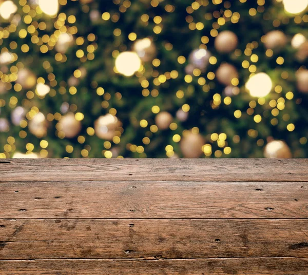 Noel 'in önündeki boş ahşap masa ya da mutlu yıllar. 