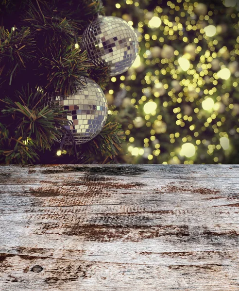Noel 'in önündeki boş ahşap masa ya da mutlu yıllar. 