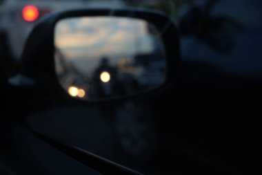 Gece araba sürerken arkaplan bulanıklaşıyor