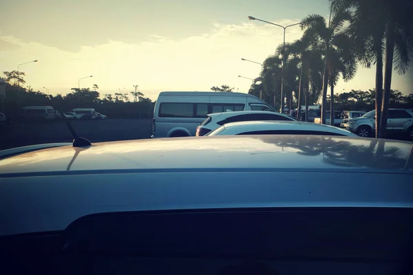 Coches aparcados en el aparcamiento. —  Fotos de Stock