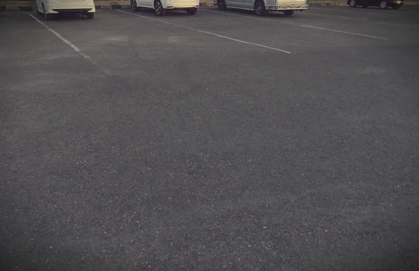 Coches aparcados en el aparcamiento. — Foto de Stock