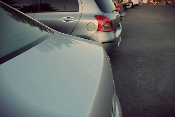 Carros estacionados no estacionamento. — Fotografia de Stock