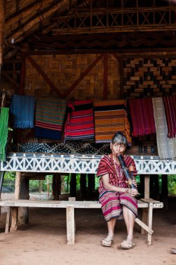 Bolaven platosunun yakınındaki köyde kimliği belirsiz Alak kabilesinden bir kadın var.