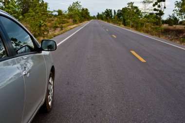 Araba arka yan perspektif görünüm üzerinde yol kırsal 