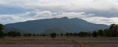 Güzel manzara gündoğumu doğa arka plan dağlar ve gökyüzü 