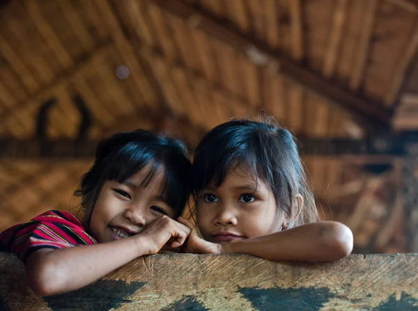 Неопознанный лаосский малый в доме PAKSE, LAOS — стоковое фото