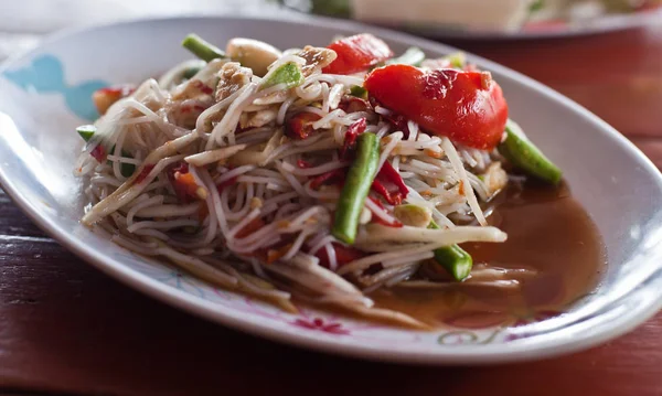 Знаменитая тайская еда, салат папайя служить с овощами или то, что мы — стоковое фото