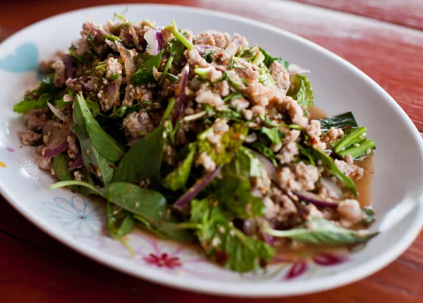Тайский острый салат из свинины, мясное свиное пюре с пряным тайским — стоковое фото