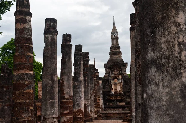 Sukhothai történelmi Park a régi város Thaiföld ókori Buddh — Stock Fotó