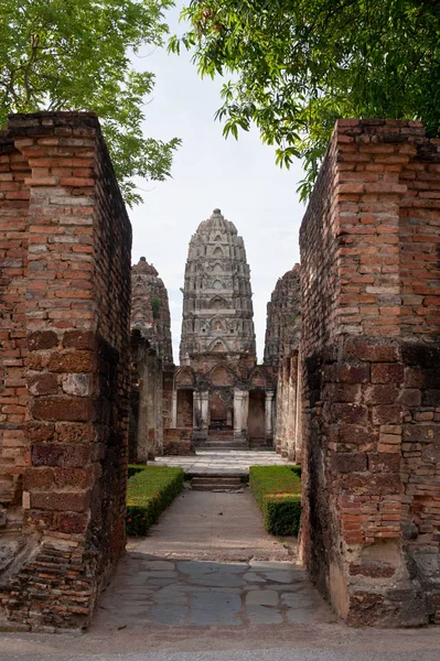 Pagoda en Wat Si Sawai, Parque Histórico de Sukhothai, Sukhothai Tha — Foto de Stock