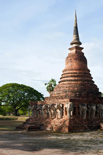 Wat Chang lom (Elephant statues around)  Sukhothai Historical Pa — Stock Photo, Image