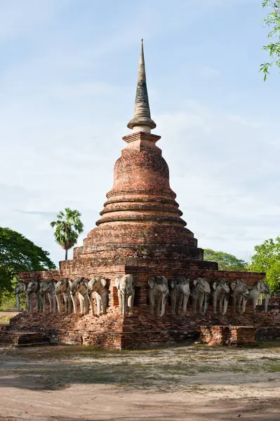 Wat Chang lom (Elephant statues around)  Sukhothai Historical Pa — Stock Photo, Image