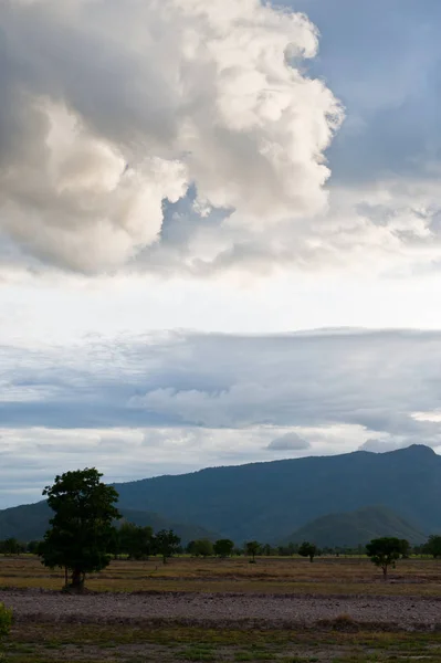 Schöne Berglandschaft und wolkenblauer Himmel — Stockfoto