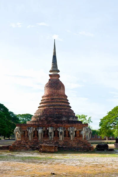 Wat Chang lom (estátuas de elefante ao redor) Sukhothai Histórico Pa — Fotografia de Stock