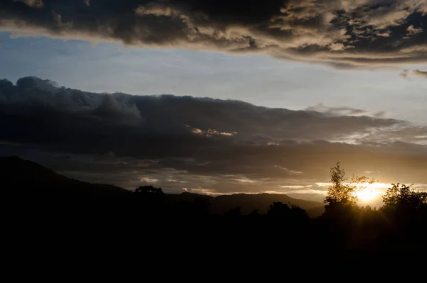Красивий пейзаж схід сонця природа фон Гори і небо — стокове фото