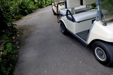 Golf arabasının yanında ve yolda ışık var.