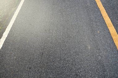 Yol üzerinde sarı çizgili yeni asfalt dokusu