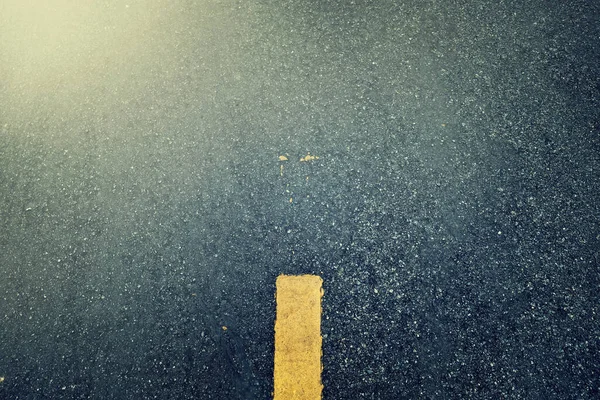 Νέα Υφή Ασφάλτου Κίτρινη Γραμμή Στο Δρόμο — Φωτογραφία Αρχείου