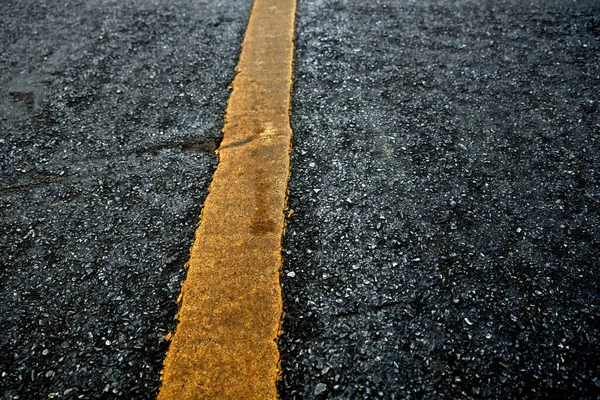 Nieuwe Asfalt Textuur Met Gele Lijn Weg — Stockfoto