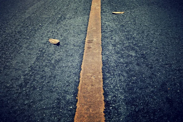 Yol Üzerinde Sarı Çizgili Yeni Asfalt Dokusu — Stok fotoğraf
