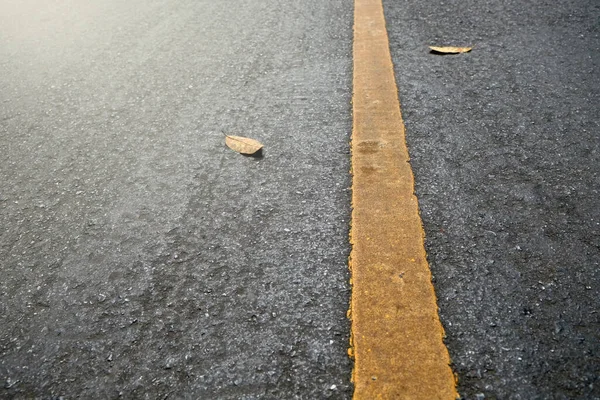 道路上新的黄线沥青质感 — 图库照片