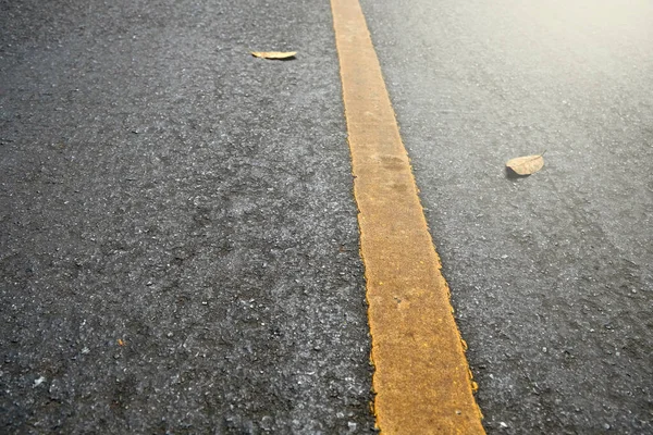 道路上新的黄线沥青质感 — 图库照片