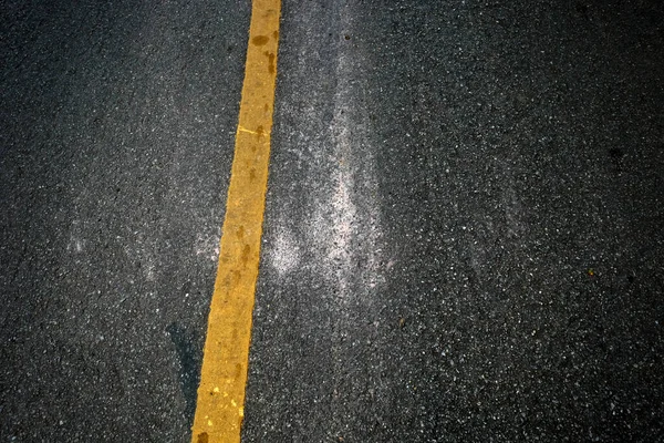 道路上の黄色のラインと新しいアスファルトのテクスチャ — ストック写真