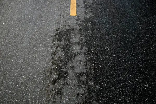 Yol Üzerinde Sarı Çizgili Yeni Asfalt Dokusu — Stok fotoğraf